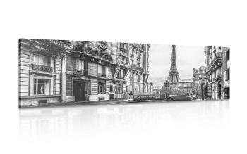 Obraz widok na Wieżę Eiffla z ulicy w Paryżu w wersji czarno-białej - 150x50