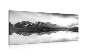 Obraz olśniewający zachód słońca nad górskim jeziorem w wersji czarno-białej - 120x60
