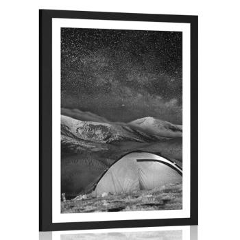 Plakat z passe-partout namiot pod nocnym niebem w czerni i bieli