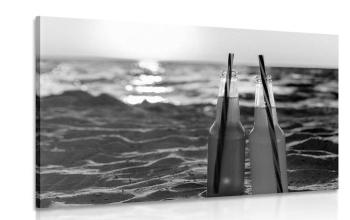 Obraz orzeźwiający drink na plaży w wersji czarno-białej