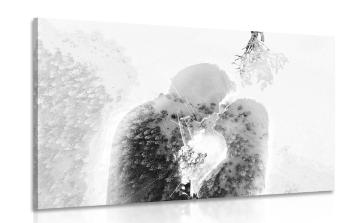 Obraz zakochanej pary pod jemiołą w czerni i bieli