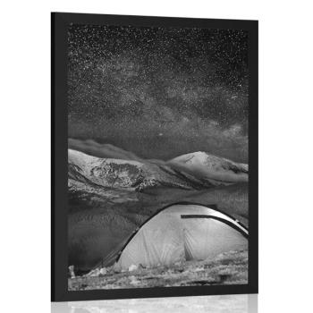 Plakat namiot pod nocnym niebem w czerni i bieli