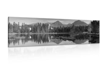Obraz wspaniała panorama gór nad jeziorem w wersji czarno-białej - 150x50