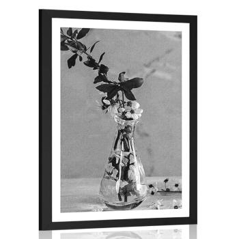 Plakat z passe-partout gałązka wiśni w wazonie w czerni i bieli - 60x90 white