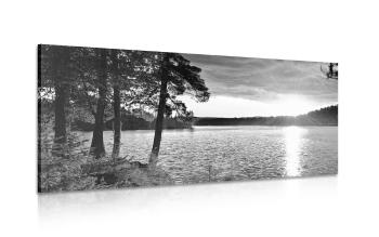 Obraz zachód słońca nad jeziorem w wersji czarno-białej - 120x60