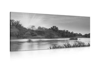 Obraz wschód słońca nad rzeką w wersji czarno-białej