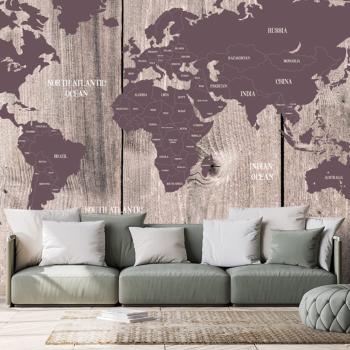Samoprzylepna tapeta brązowo-fioletowa mapa na drewnianym tle - 225x150