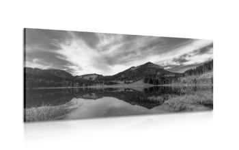 Obraz jezioro pod wzgórzami w wersji czarno-białej - 120x60