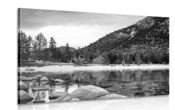 Obraz jezioro w pięknej okolicy w wersji czarno-białej - 90x60
