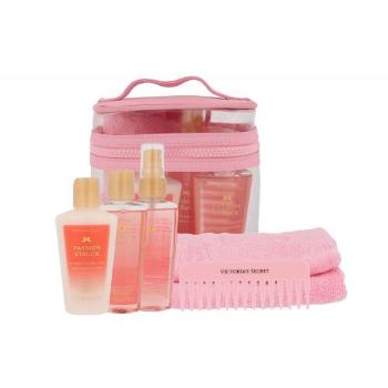 Victoria´s Secret Passion Struck zestaw 60ml Nourishing Body Spray + 60ml Body Lotion + 60ml Shower Gel + Comb+ Towel + Cosmetic Bag dla kobiet
