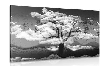 Obraz czarno-białe drzewo pokryte chmurami