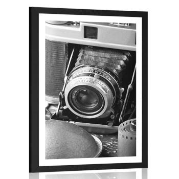 Plakat z passe-partout stary aparat fotograficzny w czerni i bieli - 40x60 white
