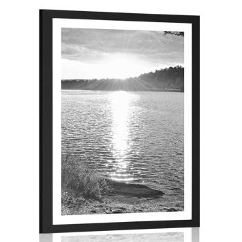 Plakat z passe-partout zachód słońca nad jeziorem w czerni i bieli - 60x90 black