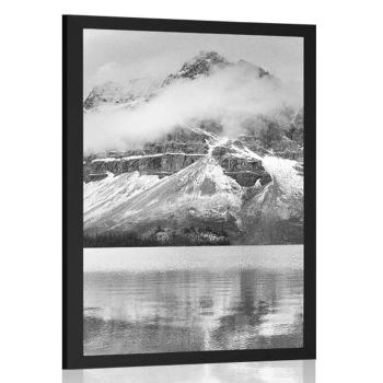Plakat jezioro w pobliżu pięknej góry w czerni i bieli - 20x30 white