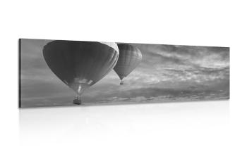Obraz balony latające nad górami w wersji czarno-białej