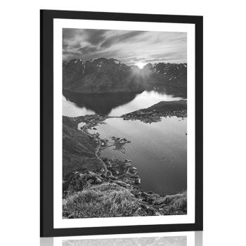 Plakat z passe-partout urokliwa górska panorama z zachodem słońca w czerni i bieli - 60x90 white