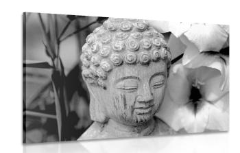 Obraz posąg Buddy w ogrodzie Zen w wersji czarno-białej