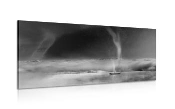 Obraz czarno-biały zorzy polarnej nad zamarzniętym jeziorem