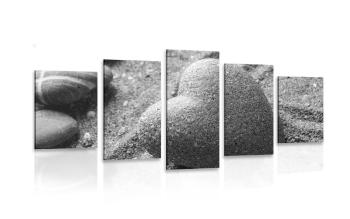 5-częściowy obraz serce z kamienia na piaszczystym tle w czarnobiałym kolorze