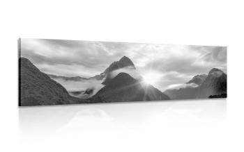 Obraz fascynujący wschód słońca w górach w wersji czarno-białej
