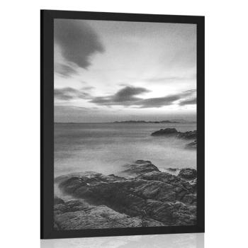 Plakat piękny krajobraz nad morzem w czerni i bieli