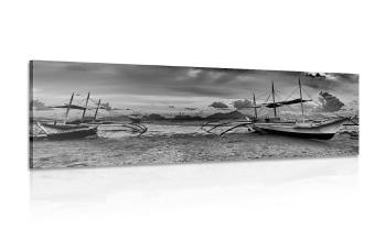 Obraz łodzie o zachodzie słońca w wersji czarno-białej