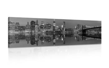 Obraz odbicie Manhattanu w wodzie w wersji czarno-białej - 120x40
