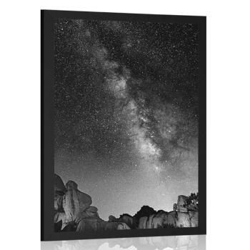 Plakat gwiaździste niebo nad skałami w czerni i bieli - 20x30 white