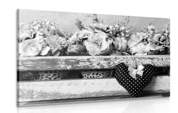 Obraz kwiaty goździka w drewnianej skrzynce w wersji czarno-białej