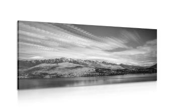 Obraz zachodzące słońce nad jeziorem w wersji czarno-białej - 120x60