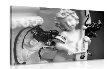 Obraz czarno-biała figurka grającego anioła