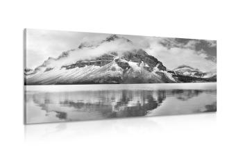 Obraz jezioro w pobliżu pięknej góry w wersji czarno-białej