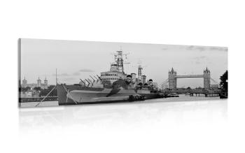 Obraz piękna łódź na Tamizie w Londynie w wersji czarno-białej - 135x45